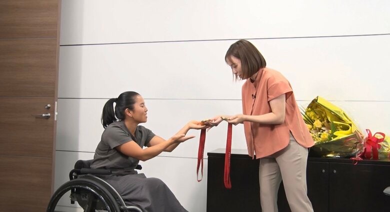 金メダルを手に対面する二人