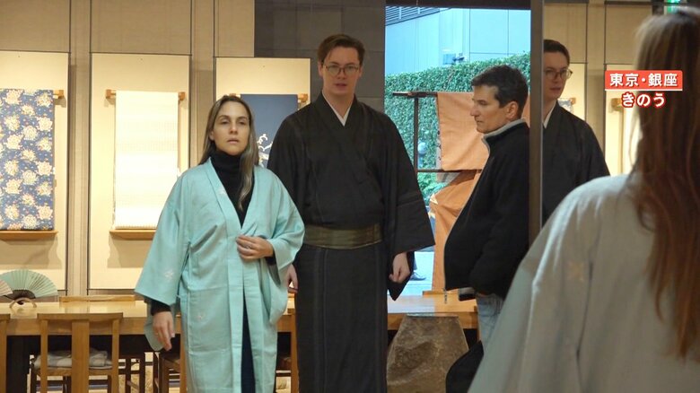 着物を試着するブラジルから来た2人
