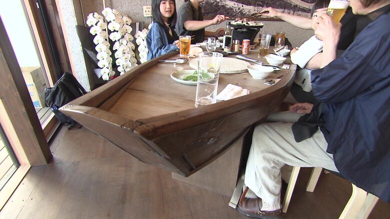 船の形をしたテーブル