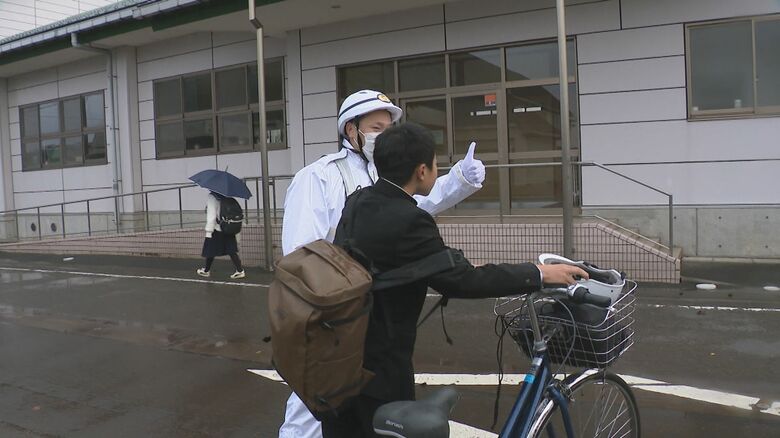 ヘルメット着用の中学生を褒める作戦