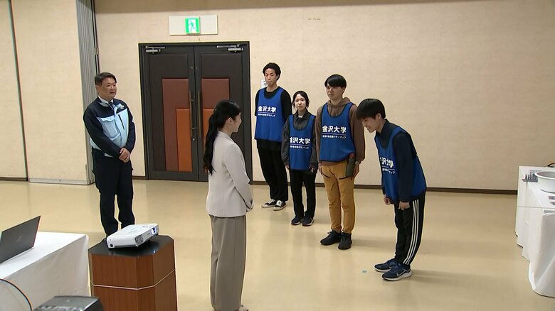 被災地で活動する大学生のボランティアと懇談された