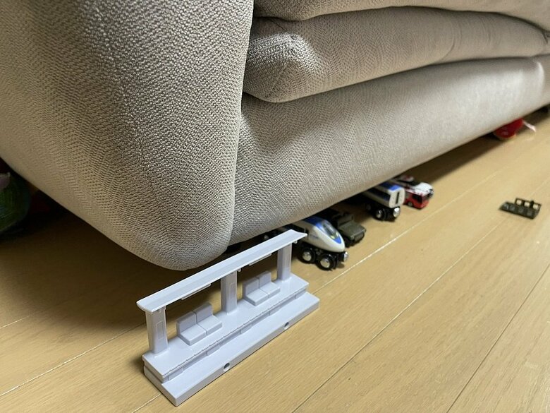 ソファ下が駐車場のように使われている