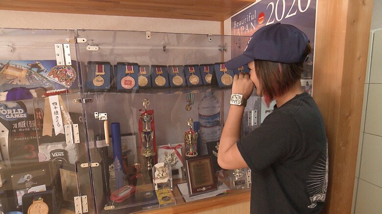 四十住の部屋にはメダルやトロフィーがずらり
