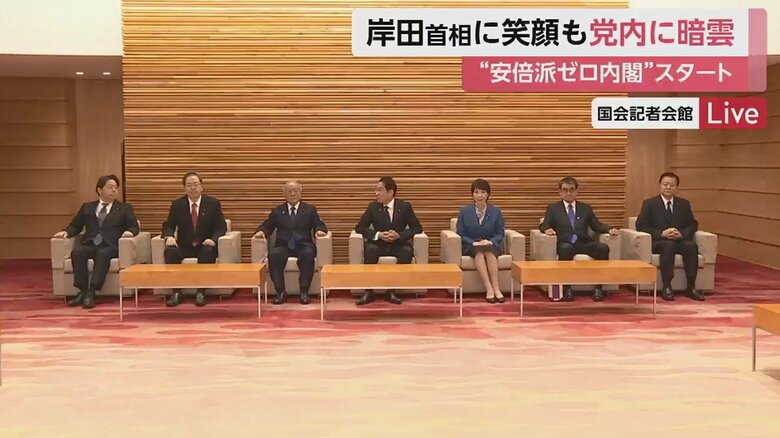 閣議の様子。閣僚と雑談するなど笑顔の岸田首相（15日午前10時ごろ）