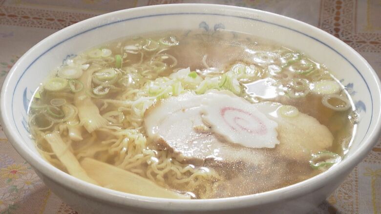 大坂さんが作るラーメン　店の自慢は毎朝仕込むかつお節ベースのスープだ