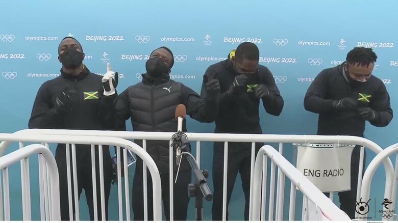 インタビューの最後には、代表選手がダンスする場面も･･･