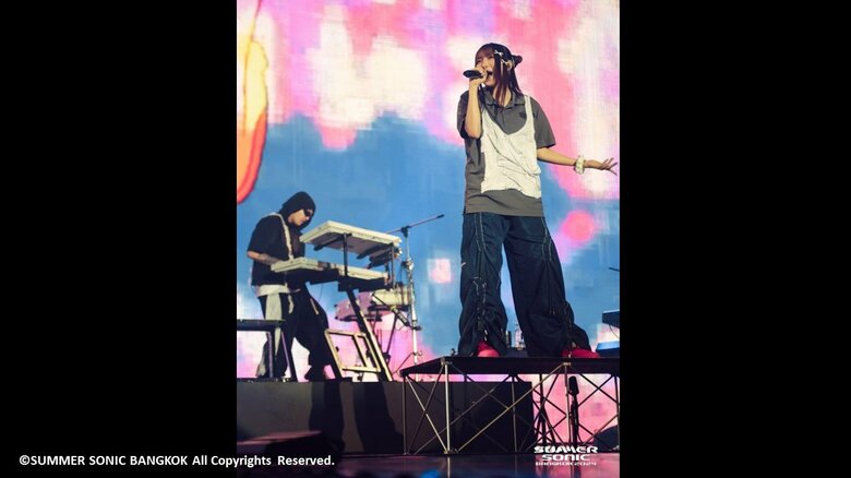 タイの大熱狂の中、パフォーマンスを行うYOASOBI