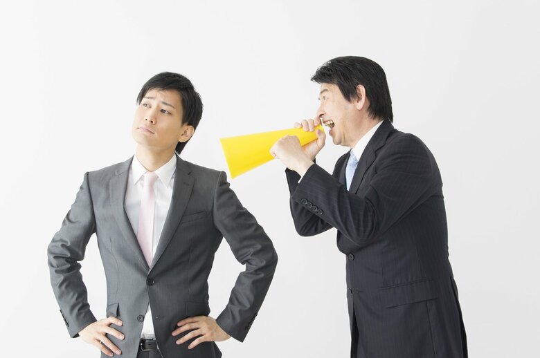 高圧的な態度は「嫌われる上司」の原因に…（イメージ）