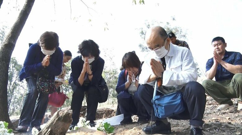 智子さんのための小さな石碑に手を合わせる