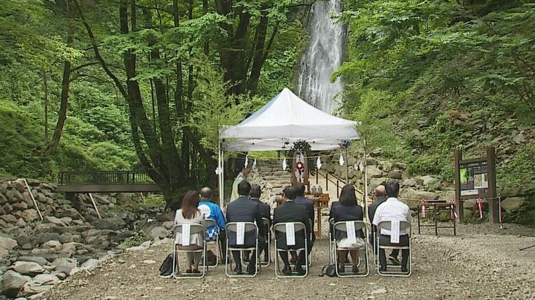 鳥取市国府町にある観光名所「雨滝」で行われた滝開き祭