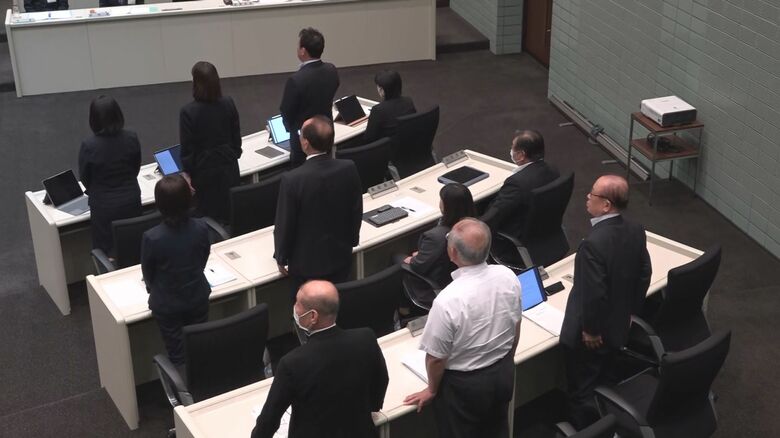 辞職勧告決議案は賛成多数で可決