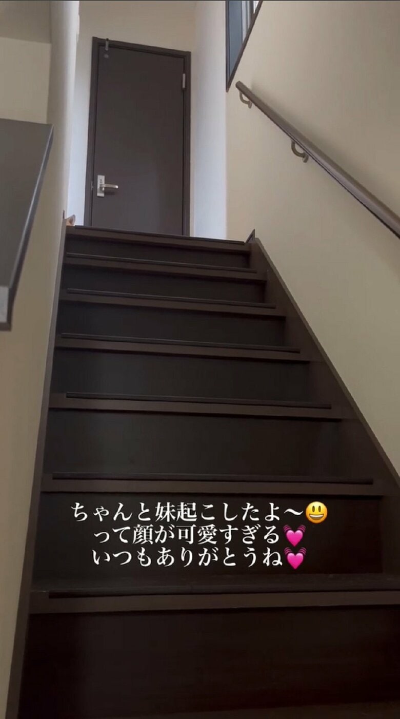 「小豆起きた？」と2階へ向かって声をかける飼い主さん