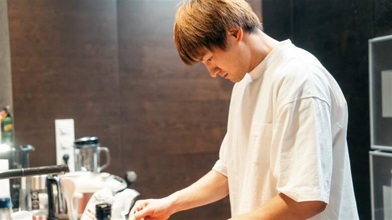 朝、昼、夜の三食を一人で作り上げる池田氏