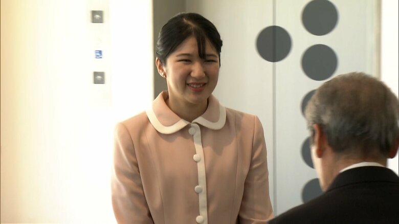 初の地方公務で佐賀スタジアムに入られる愛子さま　2024年10月11日