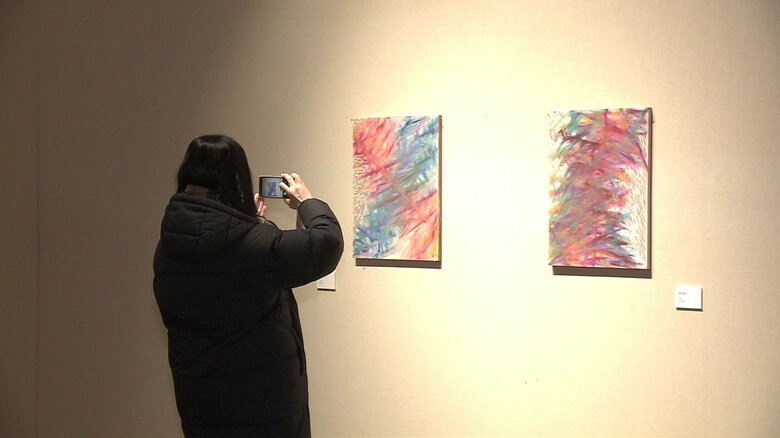 県の若手アーティスト支援プログラムに選出され個展を開催