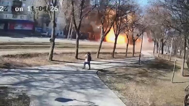 14日　ウクライナ首都キエフで集合住宅が砲撃される瞬間