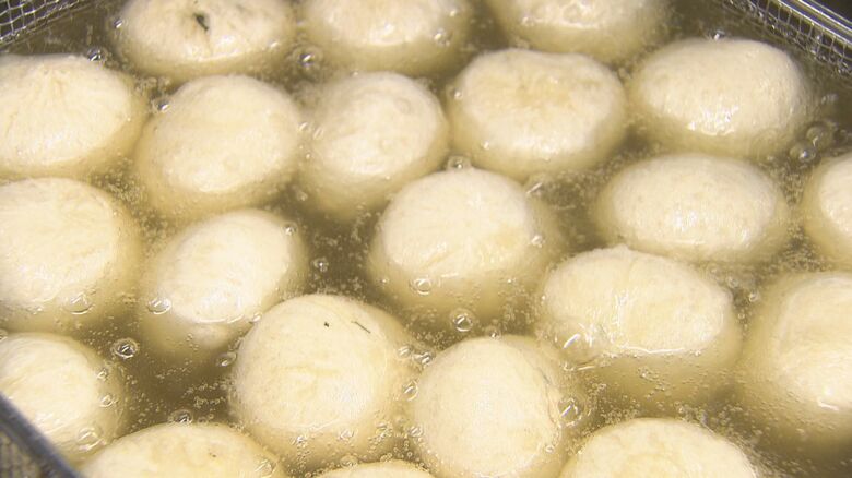 生地で具材を包んだら、一度、油で揚げる