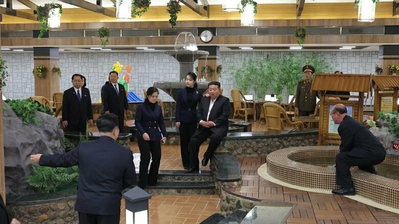 金正恩総書記の肩に手を…　2025年12月