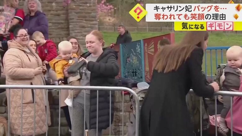 赤ちゃんが落としたバッグを、母親がキャッチする様子⑦