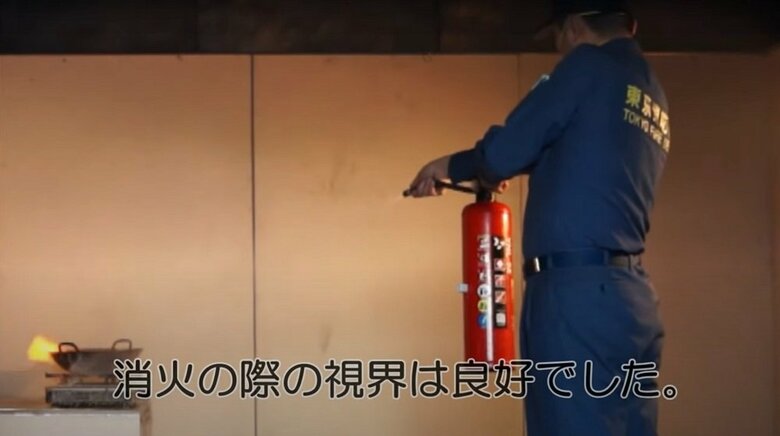 約8畳の室内で、強化液の薬剤が入った消火器を使った様子（提供：東京消防庁）