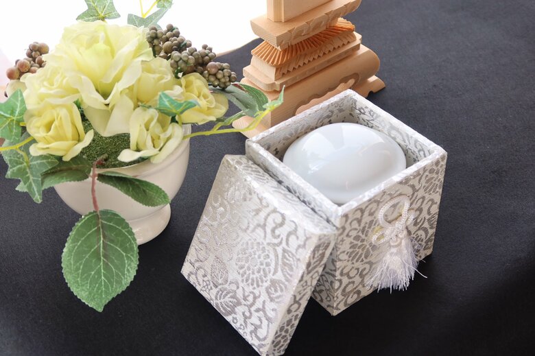 「墓じまい」は遺骨の移し先を決める必要がある（画像：イメージ）