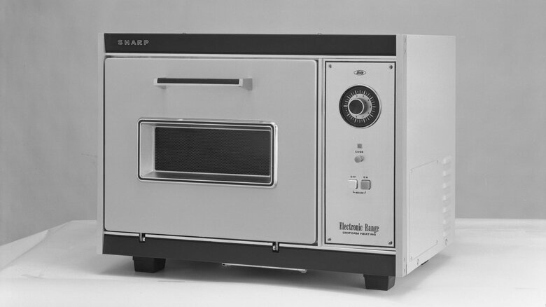 業務用電子レンジ「チン」採用第一号機（提供：シャープ）