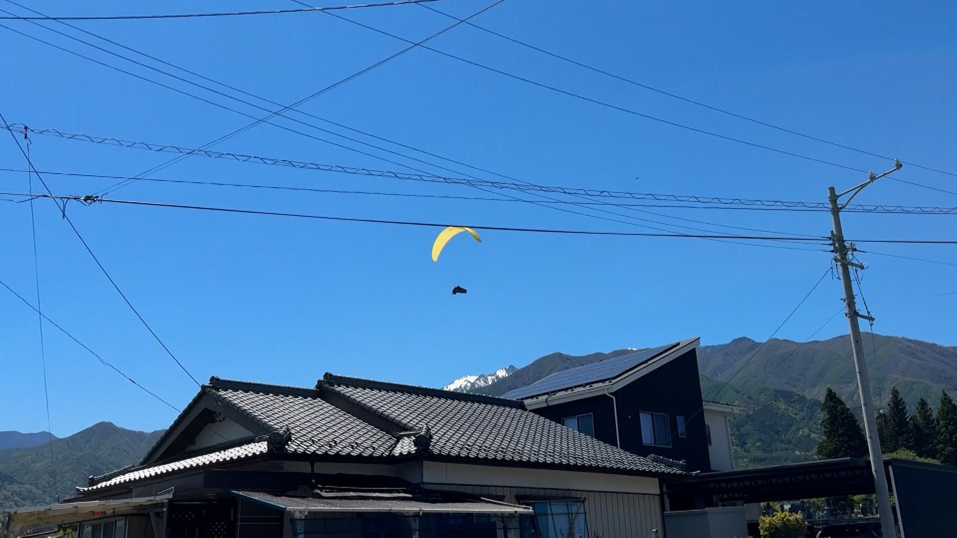 大空を舞うパラグライダーに異変…住宅地で高度落とし畑に不時着　男性が軽傷　強風で操縦誤ったか　長野・駒ヶ根市