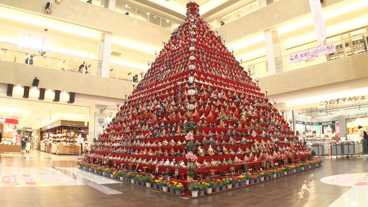 高さ7m！埼玉に“巨大ピラミッドひな壇”…「天気が大事」ひな人形しまう