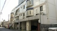 沖縄・那覇市のホテルで女性死亡　事件に巻き込まれたか　防犯カメラに一緒に入ったとみられる男性が1人で立ち去る様子、行方追う