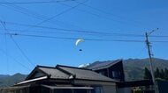 大空を舞うパラグライダーに異変…住宅地で高度落とし畑に不時着　男性が軽傷　強風で操縦誤ったか　長野・駒ヶ根市