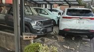 未明に車が住宅のブロック塀に突っ込み駐車車両等に衝突 酒酔い運転の疑いで自称・税理士の30歳男を逮捕