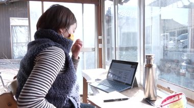 田んぼの畦道でリモート授業も 女子大生が実践“農村留学” コロナ禍の「学び」のカタチ