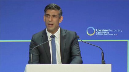 スナク英首相 日本製の消せるインクの万年筆を公務で使用　英紙報道