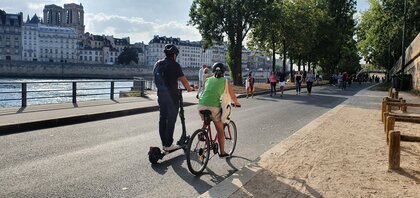 電動キックボードと歩行者 フランス・パリに見る共存への“道”は?
