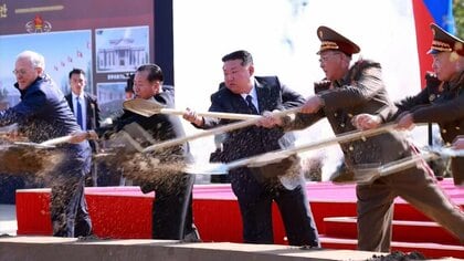金正恩総書記がシャベルで砂かけ　「平壌はいつもモスクワと共に」ロシアへの派遣兵士たたえる記念館の着工式