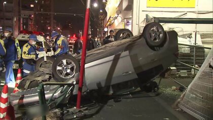 車横転の瞬間…環七・追突事故で外国人とみられる2人が逃走中　事故前には交通違反でパトカーが追跡　東京・杉並区