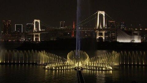 お台場で世界最大級の噴水「東京アクアシンフォニー」上演始まる