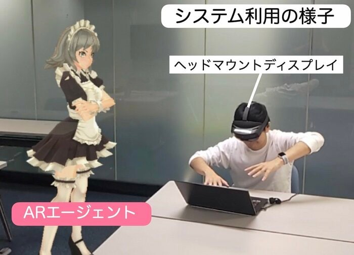 ARエージェントを用いたツンデレインタラクションシステム利用の様子(画像提供:奈良先端科学技術大学院大学研究チーム)