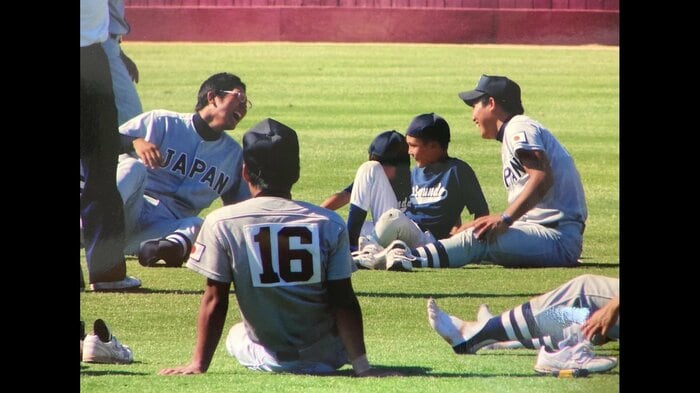 試合前の一コマ。ヌートバー少年(右から二人目)もチームの輪に加わっている。(写真:船橋さん提供)