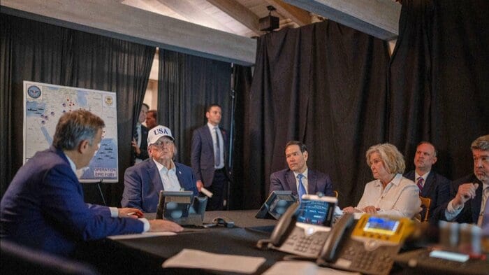 マール・ア・ラーゴから作戦をイランへの軍事作戦を指揮したトランプ大統領。バンス副大統領の姿はない。