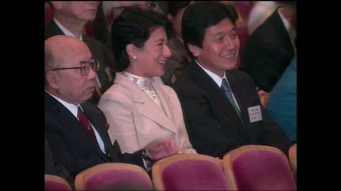 児童福祉施設文化祭をご覧になる雅子さま