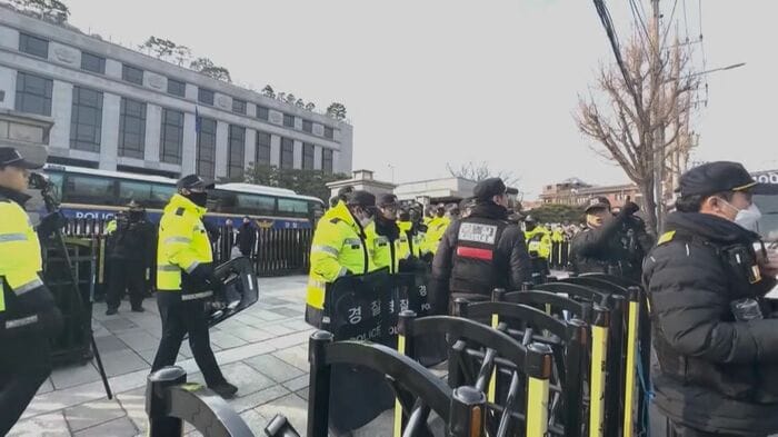 警戒強まる憲法裁判所前