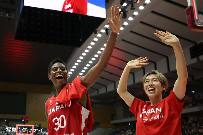 オーストラリア戦終了後にファンに手を振る宮崎早織(右)と馬瓜エブリン(左)(6月20日、札幌市・北海きたえーる)