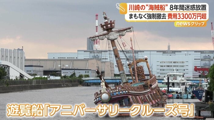 運河に浮かぶ遊覧船
