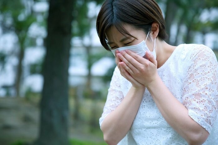 手よりもタオルなどでマスクの上からさらにおさえる(イメージ)