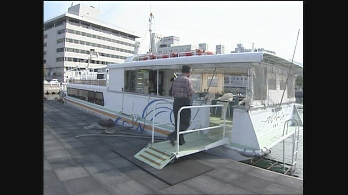 軍艦島クルーズ船に乗り込む乗客(長崎港・2003年)