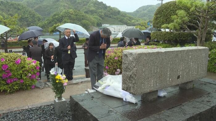 献花式に参列した遺族や地元住民たち