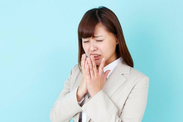開ける口を小さくするのがくしゃみを小さくするポイント(イメージ)