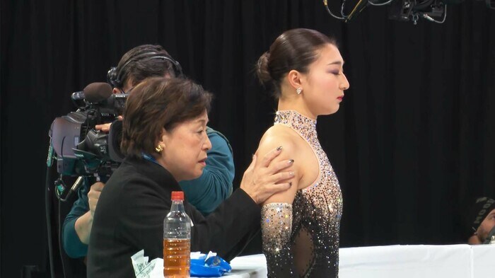 フリー前には恒例の中野園子コーチからエールをもらった坂本(2024年世界選手権)