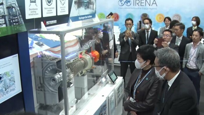 COP27で、日本のパビリオンを視察する小池知事(7日)